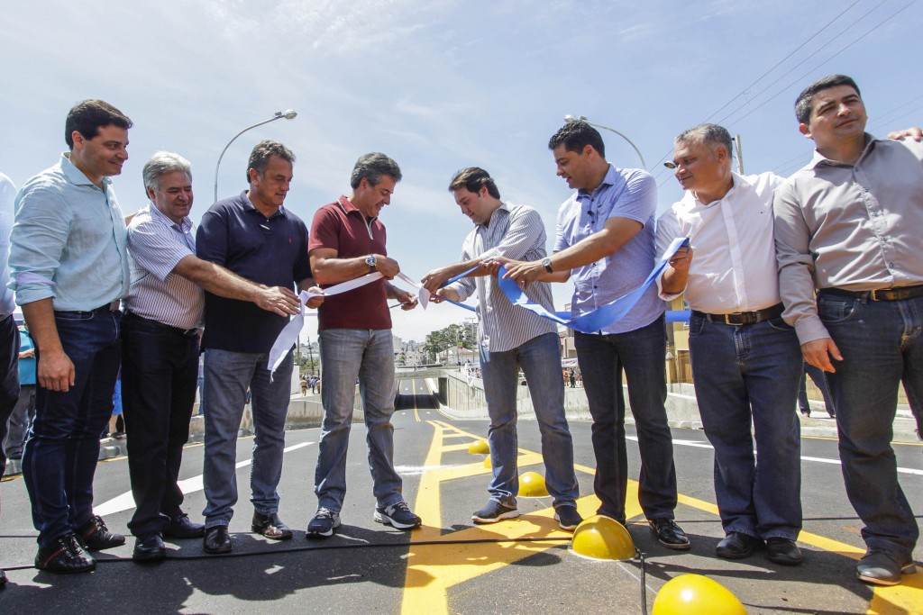 Governador Beto Richa junto com o prefeito de Ponta Grossa, Marcelo Rangel, inaugura a trincheira da Av. Ernesto Vilela. Participaram os secretários do Desenvolvimento Urbano, Ratinho Junior, e da Ciência e Tecnologia, João Carlos Gomes, o deputado estadual Plauto Miró, o deputado federal Sandro Alex, vereadores e demais autoridades. Ponta Grossa, 13/02/2016. Foto: Pedro Ribas/ANPr