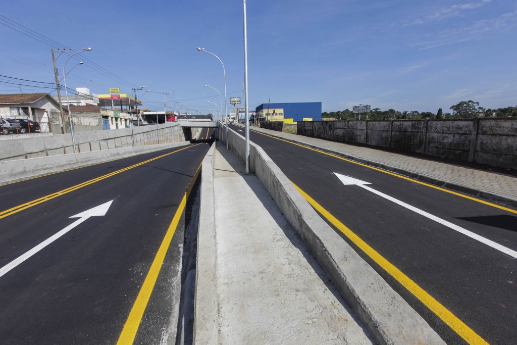 Governador Beto Richa junto com o prefeito de Ponta Grossa, Marcelo Rangel, inaugura a trincheira da Av. Ernesto Vilela. Participaram os secretários do Desenvolvimento Urbano, Ratinho Junior, e da Ciência e Tecnologia, João Carlos Gomes, o deputado estadual Plauto Miró, o deputado federal Sandro Alex, vereadores e demais autoridades. Ponta Grossa, 13/02/2016. Foto: Pedro Ribas/ANPr