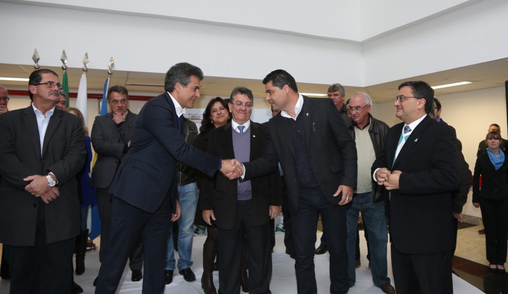 Governador Beto Richa entrega a maternidade do Hospital Universitário Regional dos Campos Gerais, que pertence ao Governo do Estado e é vinculado à Universidade Estadual de Ponta Grossa (UEPG). Participaram da solenidade de inauguração o secretário de Estado da Comunicação, Márcio Villela; o reitor da UEPG, Carlos Luciano Vargas, os prefeitos de Ivaí, Jorge Sloboda; de Castro, Reinaldo Cardoso; de Jaguariaíva, José Sloboda, e de Pirai do Sul, Valentim Milléo, e os deputados Plauto Miró e Márcio Pauliki. Ponta Grossa, 30/05/2016. Foto: Orlando Kissner/ANPr