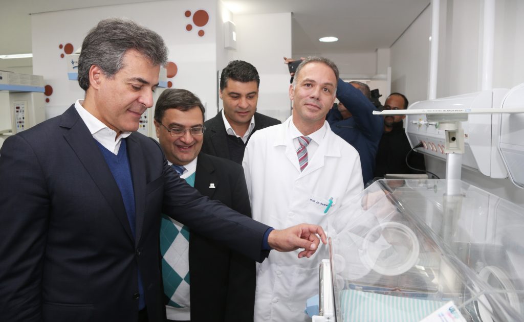 Governador Beto Richa entrega a maternidade do Hospital Universitário Regional dos Campos Gerais, que pertence ao Governo do Estado e é vinculado à Universidade Estadual de Ponta Grossa (UEPG). Participaram da solenidade de inauguração o secretário de Estado da Comunicação, Márcio Villela; o reitor da UEPG, Carlos Luciano Vargas, os prefeitos de Ivaí, Jorge Sloboda; de Castro, Reinaldo Cardoso; de Jaguariaíva, José Sloboda, e de Pirai do Sul, Valentim Milléo, e os deputados Plauto Miró e Márcio Pauliki. Ponta Grossa, 30/05/2016. Foto: Orlando Kissner/ANPr