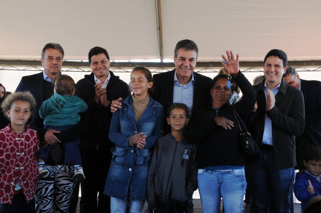 Governador Beto Richa e o ministro das Cidades Bruno Araújo, inauguram o residencial Buenos Aires, e entregam as chaves da casa própria para 404 famílias, em ponta Grossa. Participaram do evento, a secretária da Família e Desenvolvimento Social, Fernanda Richa; o superintendente da Caixa para a região Sul, Élcio Lara; o presidente da Cohapar, Abelardo Lupion; o presidente da Fomento Paraná,Juraci Barbosa; o presidente da Associação Comercial e Industrial de Ponta Grossa, Douglas Fanchin Taques Fonseca; o deputado federal Sandro Alex e o deputado estadual Plauto Miró e o presidente da Agepar, Cezar Silvestre. Ponta Grossa, 10/08/2016. Foto: Guilherme Santos / Cohapar