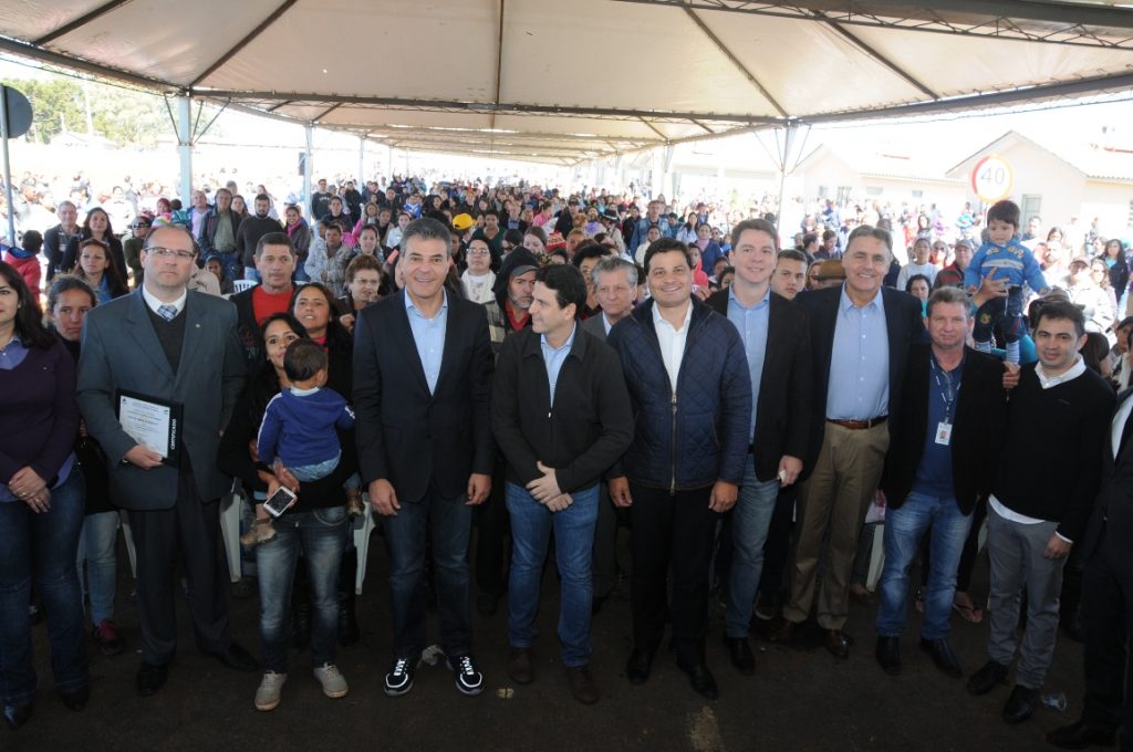 Governador Beto Richa e o ministro das Cidades Bruno Araújo, inauguram o residencial Buenos Aires, e entregam as chaves da casa própria para 404 famílias, em ponta Grossa. Participaram do evento, a secretária da Família e Desenvolvimento Social, Fernanda Richa; o superintendente da Caixa para a região Sul, Élcio Lara; o presidente da Cohapar, Abelardo Lupion; o presidente da Fomento Paraná,Juraci Barbosa; o presidente da Associação Comercial e Industrial de Ponta Grossa, Douglas Fanchin Taques Fonseca; o deputado federal Sandro Alex e o deputado estadual Plauto Miró e o presidente da Agepar, Cezar Silvestre. Ponta Grossa, 10/08/2016. Foto: Guilherme Santos / Cohapar