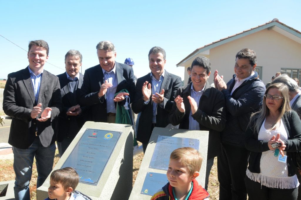 Governador Beto Richa e o ministro das Cidades Bruno Araújo, inauguram o residencial Buenos Aires, e entregam as chaves da casa própria para 404 famílias, em ponta Grossa. Participaram do evento, a secretária da Família e Desenvolvimento Social, Fernanda Richa; o superintendente da Caixa para a região Sul, Élcio Lara; o presidente da Cohapar, Abelardo Lupion; o presidente da Fomento Paraná,Juraci Barbosa; o presidente da Associação Comercial e Industrial de Ponta Grossa, Douglas Fanchin Taques Fonseca; o deputado federal Sandro Alex e o deputado estadual Plauto Miró e o presidente da Agepar, Cezar Silvestre. Ponta Grossa, 10/08/2016. Foto: Guilherme Santos / Cohapar