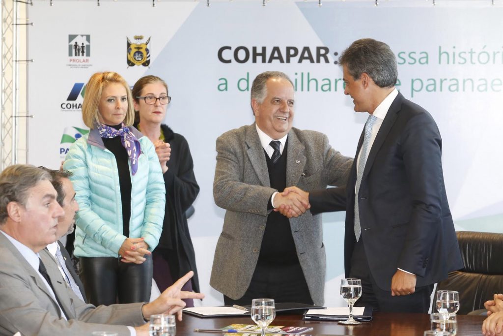 Secretária da Família e Desenvolvimento Social, Fernanda Richa, participa da assinatura de contratos de moradias de Ponta Grossa.