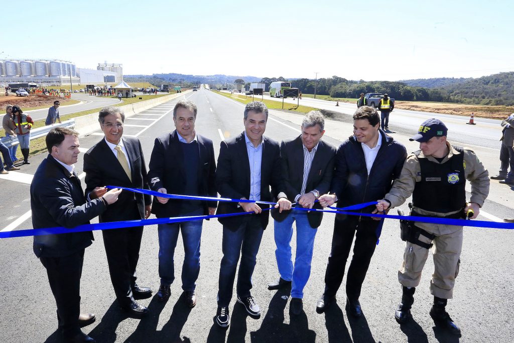 Governador Beto Richa inaugura mais um trecho da duplicação da Rodovia do Café (BR-376) e a nova trincheira em frente da fábrica da cervejaria Ambev, em Ponta Grossa, nos Campos Gerais. Participaram do evento o secretário da Infraestrutura e Logística, José Richa Filho; o secretário do Planejamento e Coordenação Geral, Cyllêneo Pessoa Pereira Júnior, o diretor-geral do DER, Nelson Leal Júnior; o diretor da Agepar, Cezar Silvestre; o deputado federal Sandro Alex e o deputado estadual, Plauto Miró e demais autoridades. Ponta Grossa, 10/08/2016. Foto: Arnaldo Alves/ANPr