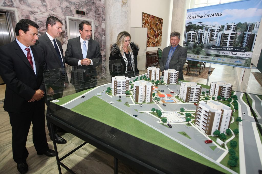 O governador Beto Richa, o presidente da Caixa Econômica Federal, Gilberto Occhi, e o presidente da Cohapar, Abelardo Lupion, assinam no Palácio Iguaçu, em Curitiba, contrato para construção de 312 unidades habitacionais em Ponta Grossa, nos Campos Gerais. São apartamentos do Residencial Clube Cohapar Cavanis, empreendimento que será construído em uma parceria do Governo do Paraná com o Governo Federal e prefeitura de Ponta Grossa. Esteve presente no evento a vice-governadora Cida Borghetti e demais autoridades. - Curitiba/Pr, 24.08.2016 - Foto Jonas Oliveira