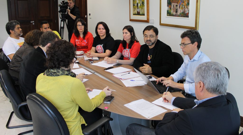 Reunião entre o Governo do Estado, representado pelos secretários da Casa Civil, Valdir Rossoni, e a secretária  da Educação, professora Ana Seres, com a direção do sindicato dos professores da rede pública estadual.  Curitiba, 30/08/3016. Foto: Divulgação Casa Civil