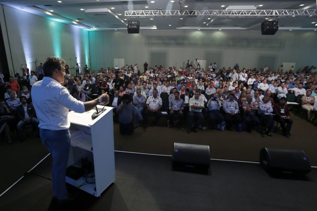 O governador Beto Richa fala durante a abertura da última parte do encontro de prefeitas e prefeitos eleitos do Paraná. Foz do Iguaçu, 02- 12-16. Foto: Arnaldo Alves / ANPr.