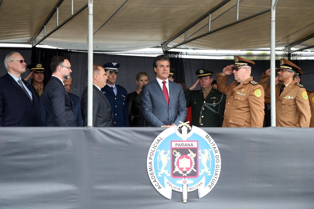 Governador Beto Richa, acompanhado do secretário da Segurança Pública,Wagner Mesquita; do comandante geral da Polícia Militar, coronel Maurício Tortato; do comandante da Academia Policial Militar do Guatupê, tenente coronel Mauro Celso Monteiro, participa da formatura de novos oficiais da Polícia Militar do Paraná. São José dos Pinhais, 16/12/2016. Foto: Orlando Kissner/ANPr