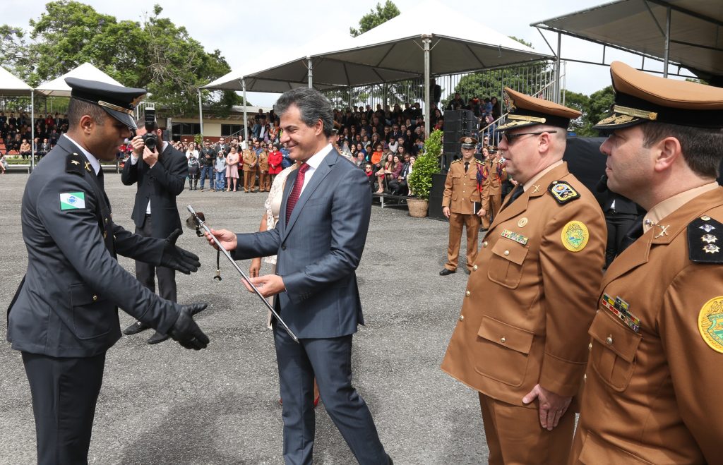 Governador Beto Richa, acompanhado do secretário da Segurança Pública,Wagner Mesquita; do comandante geral da Polícia Militar, coronel Maurício Tortato; do comandante da Academia Policial Militar do Guatupê, tenente coronel Mauro Celso Monteiro, participa da formatura de novos oficiais da Polícia Militar do Paraná. São José dos Pinhais, 16/12/2016. Foto: Orlando Kissner/ANPr