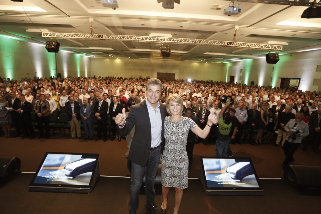 Governador Beto Richa abre o Encontro de Prefeitas e Prefeitos Eleitos- Gestão 2017/2020. Na foto, o governador e a secretária da Família e Desenvolvimento Social, Fernanda Richa. Foz do Iguaçu, 30/11/2016. Foto: Arnaldo Alves/ANPr