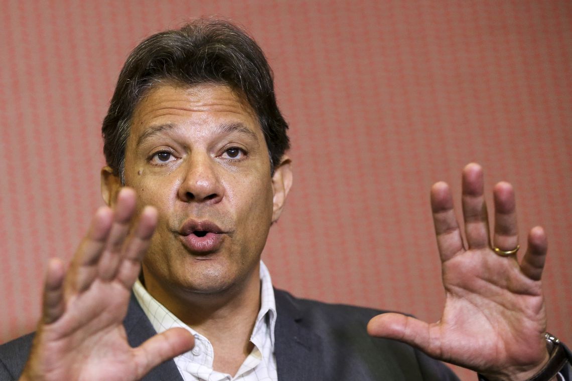 Haddad recebe ato de apoio e defende reformas bancária e tributária