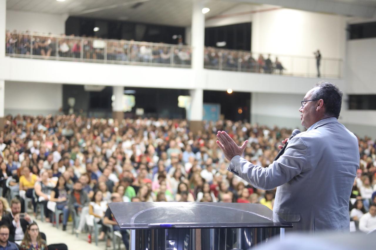 Saúde da mente: Augusto Cury fala para 5 mil pessoas em Ponta Grossa