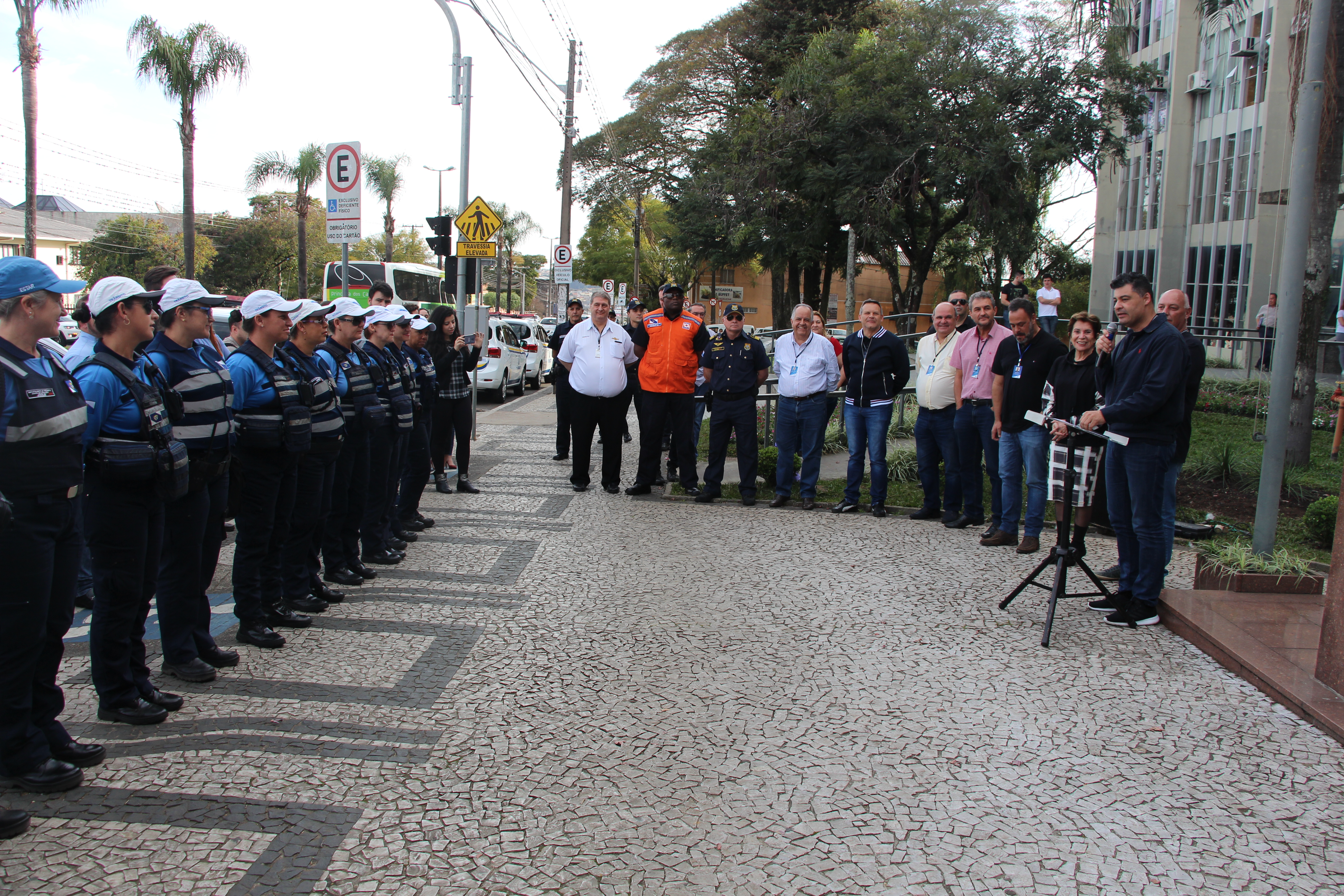 Rangel entrega mais sete veículos para frota da AMTT