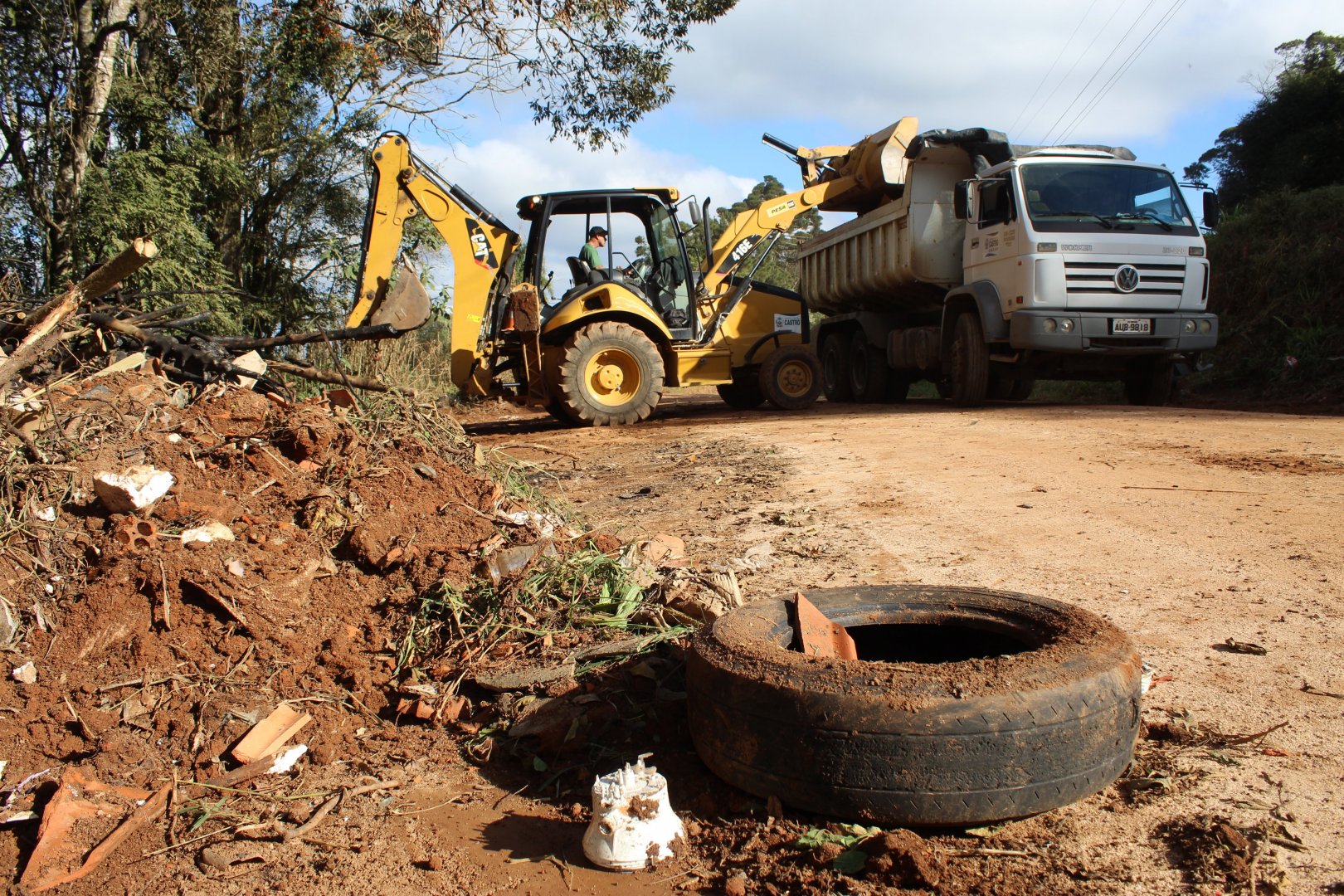 Prefeitura retira 64 toneladas de lixo no 'Morro do Índio'