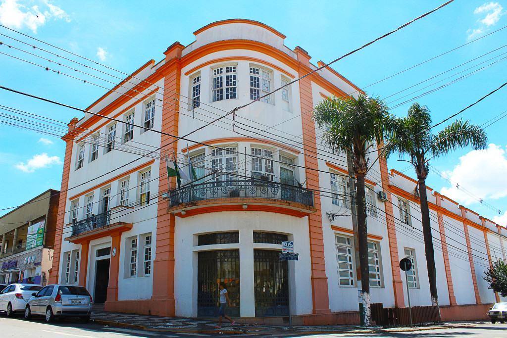 TCE multa prefeito e pregoeira de Palmeira por falha em licitação de TI