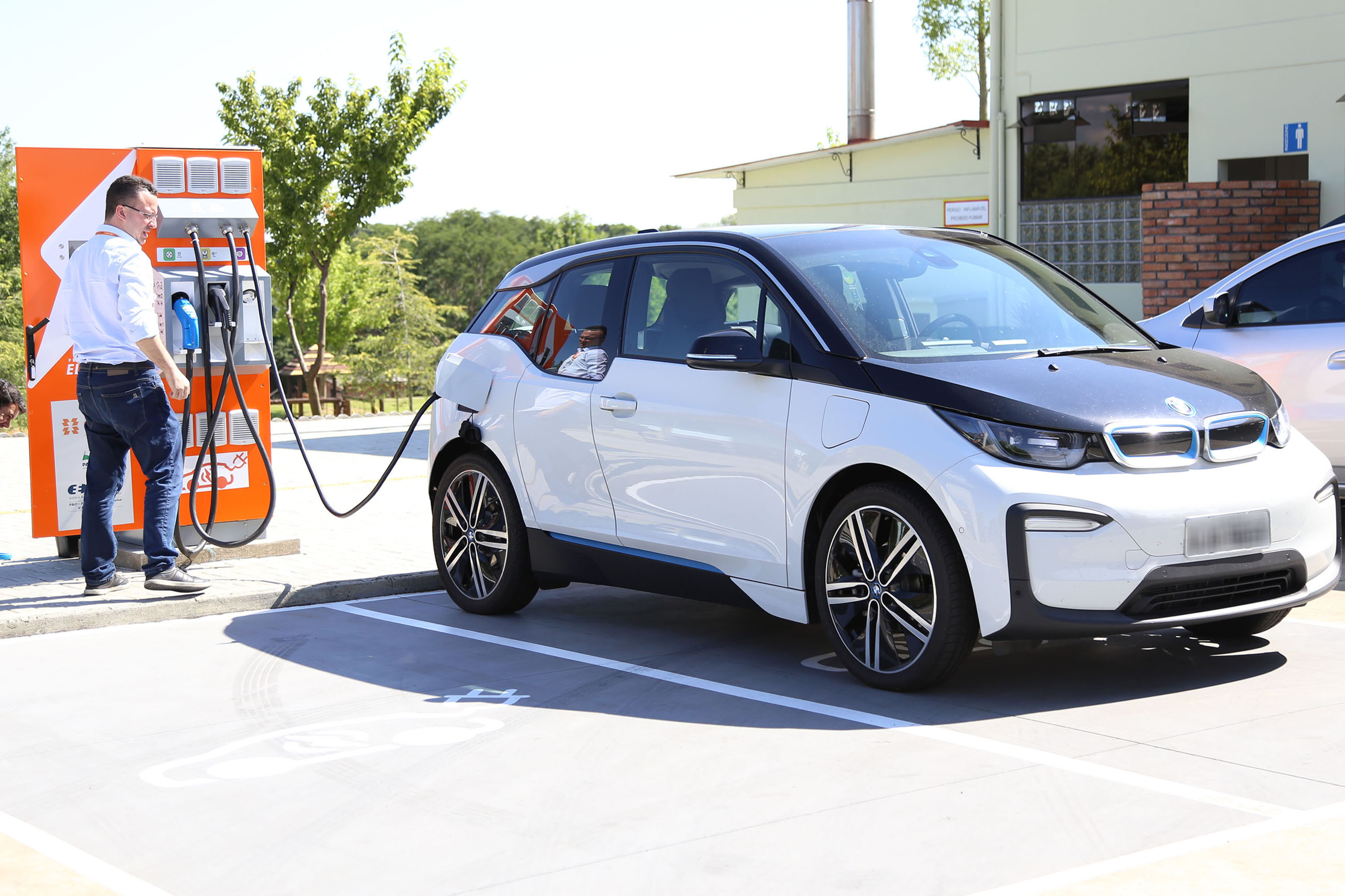 Sancionada isenção de IPVA para carros elétricos no Paraná