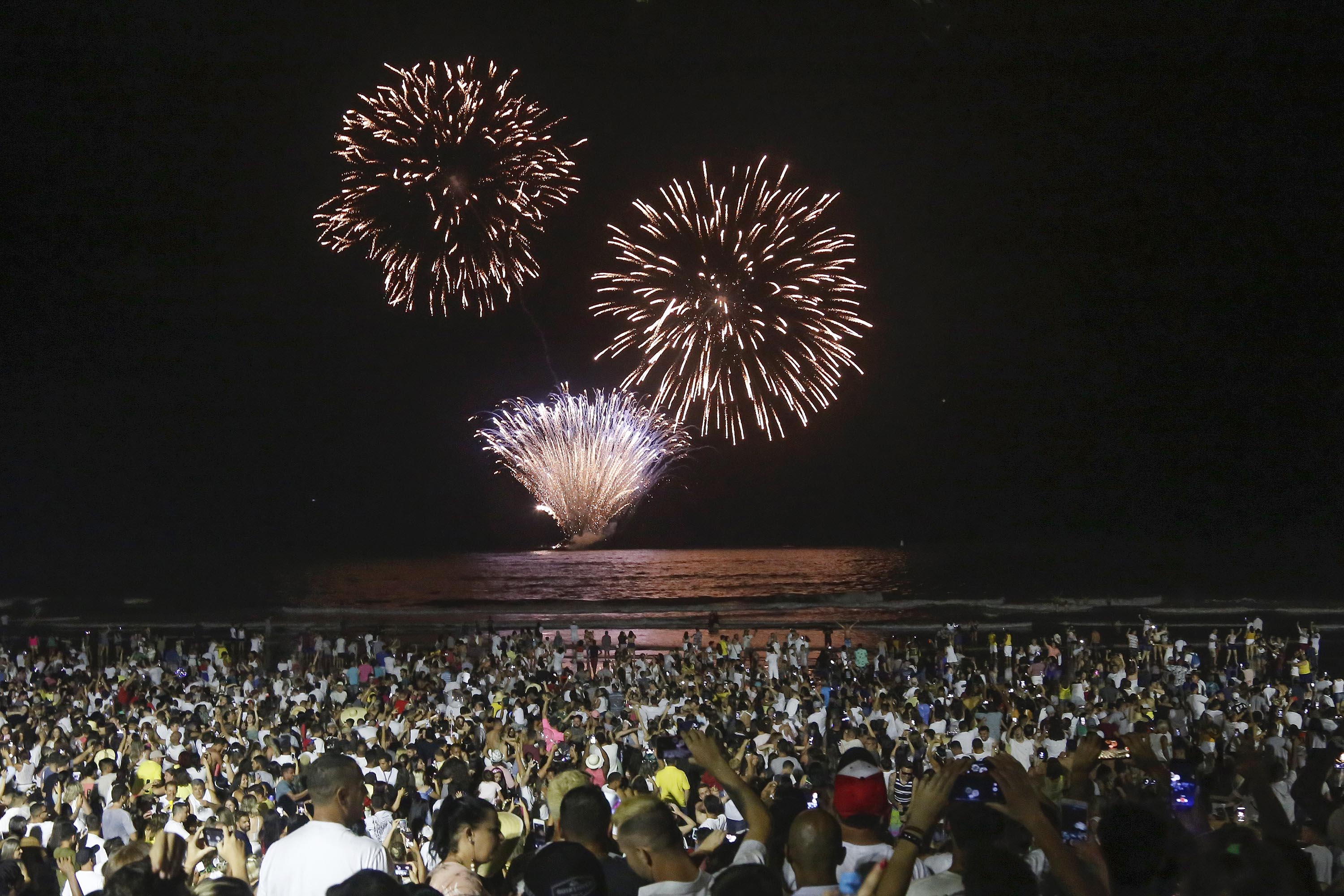 Espetáculo da queima de fogos marca virada do ano no Litoral
