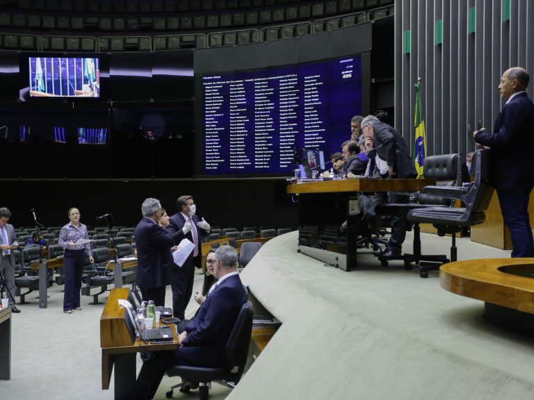 Câmara aprova auxílio de R$ 600 para pessoas de baixa renda durante pandemia