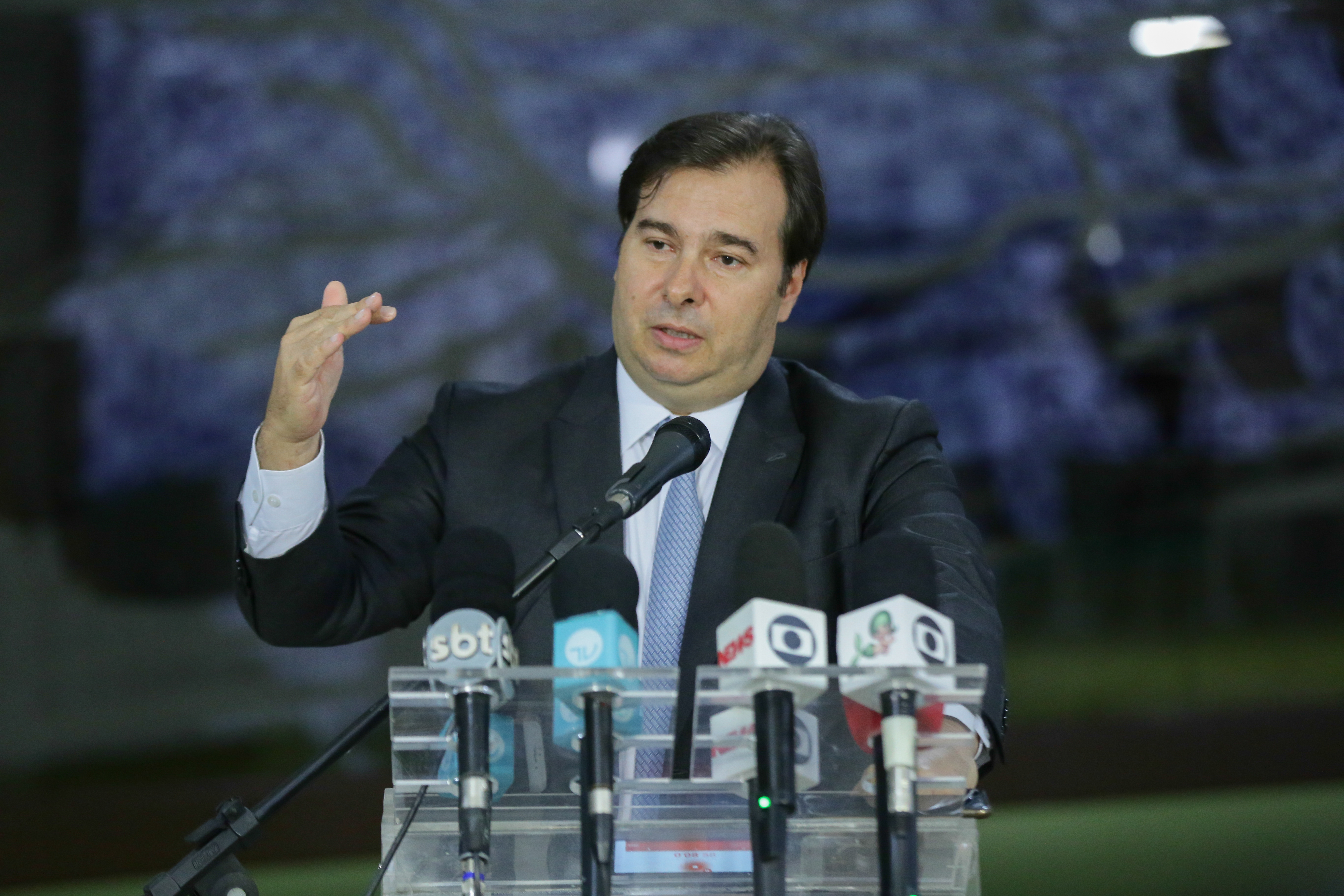 Deputados devem aprovar renda mínima de R$ 500, diz Maia