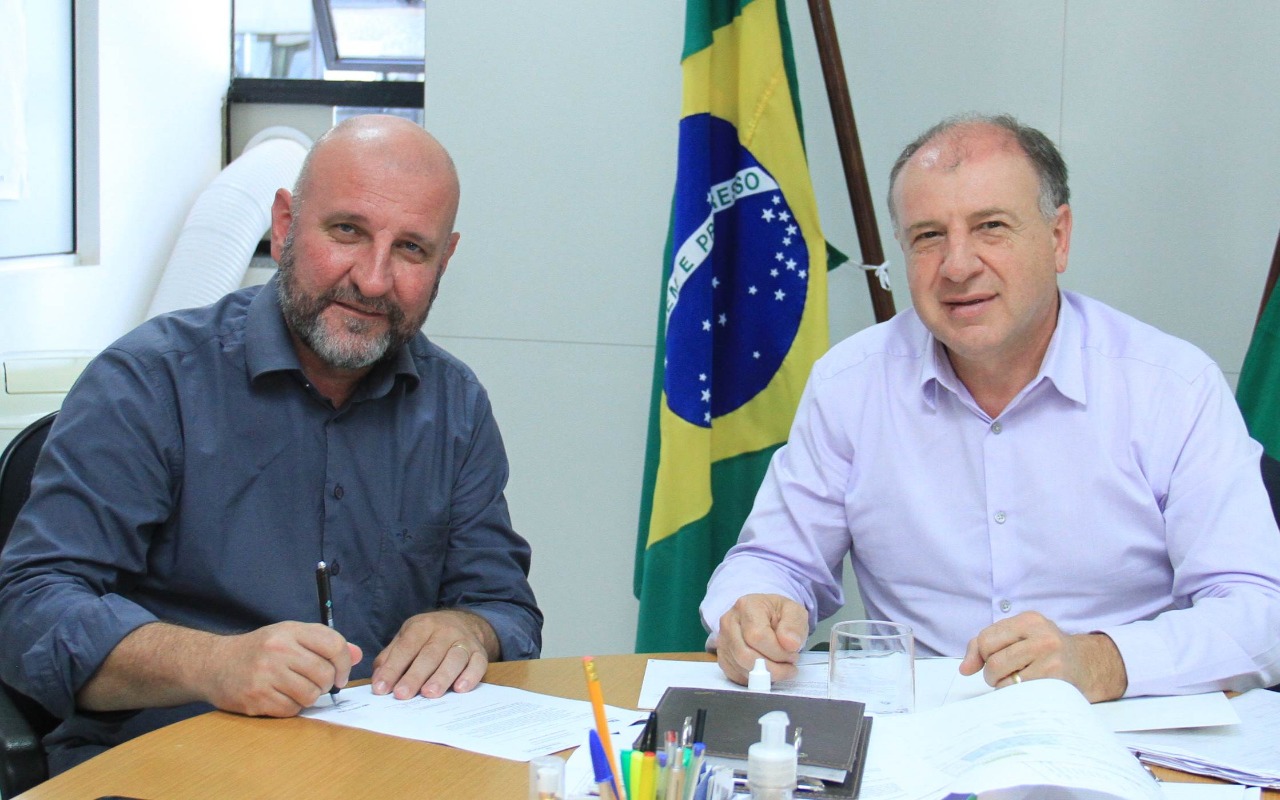 Carambeí: Prefeito assina convênio de R$ 1,5 milhão para aquisição de novos maquinários