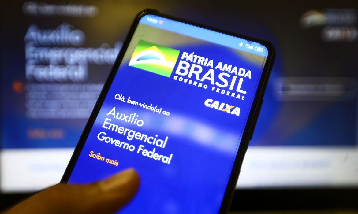 Beneficiários nascidos em agosto podem sacar auxílio nesta terça-feira (1º)