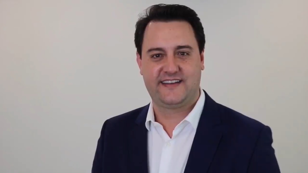 Ratinho Junior expressa apoio a Elizabeth em vídeo