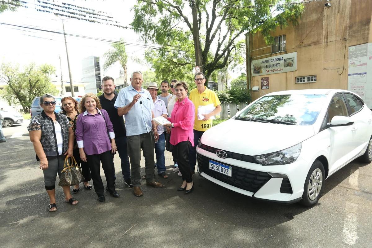 Prefeitura entrega veículo para associação de agricultores de Itaiacoca