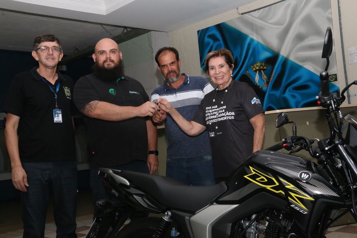 Prefeitura entrega moto 0 km da campanha IPTU Premiado